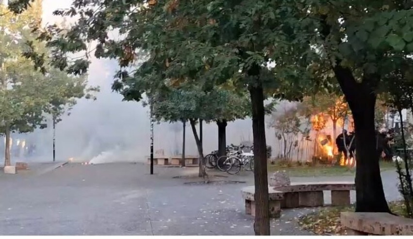 Tensionet në Tiranë: Efektivët e policisë digjen nga molotovët pranë selisë socialiste