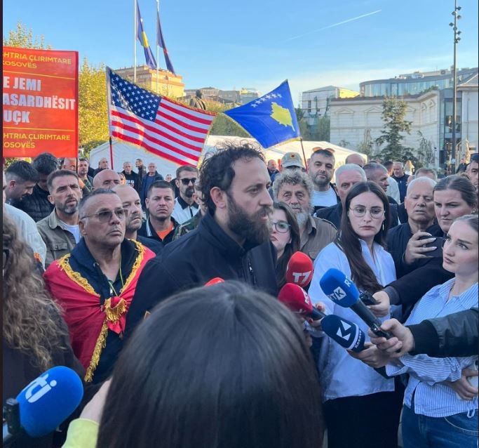 Tensionet para Kuvendit, Haziri i lëshon ultimatum ligjvënësve: S’dilni nga godina pa kaluar mbi ne