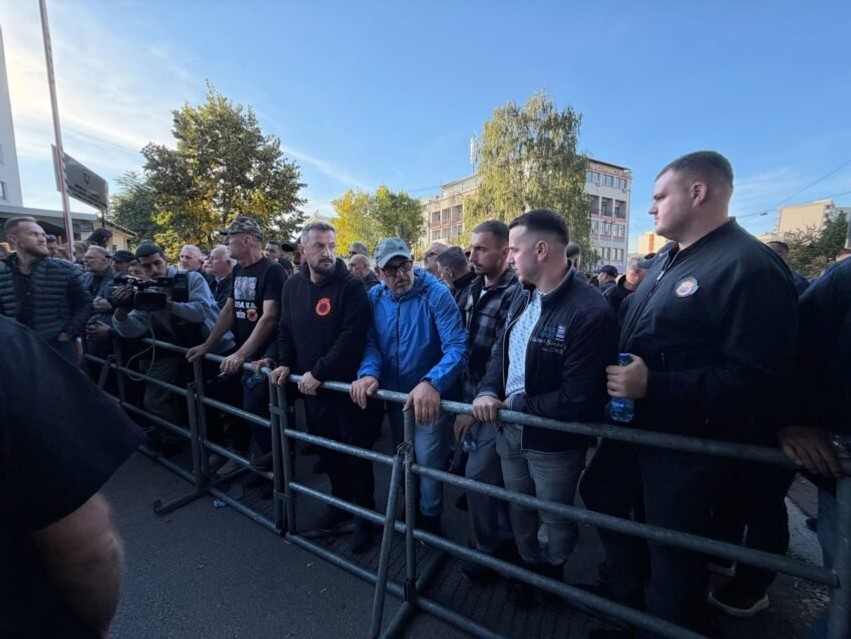 Bllokadë jashtë Kuvendit: Protestuesit vendosin kangjella hekuri dhe nuk lejojnë deputetët të largohen