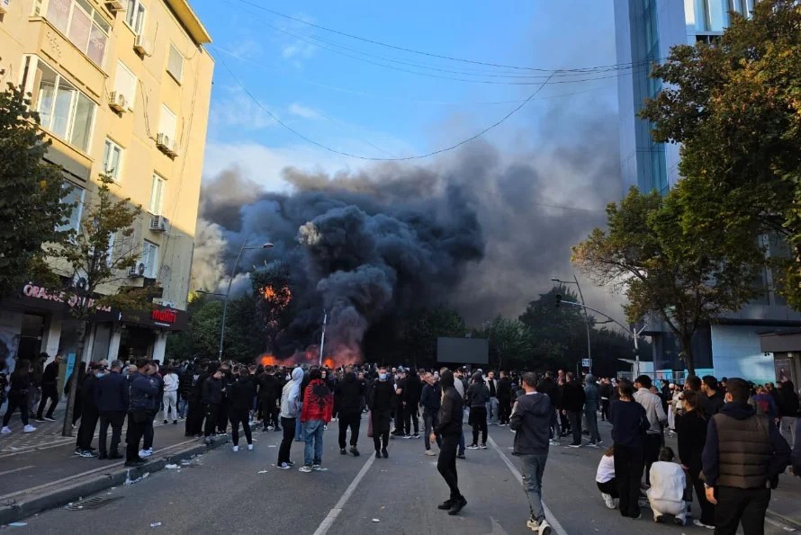 Trazirat në Shqipëri: Pesë të lënduar përfundojnë në spital, mes tyre edhe efektivë policie