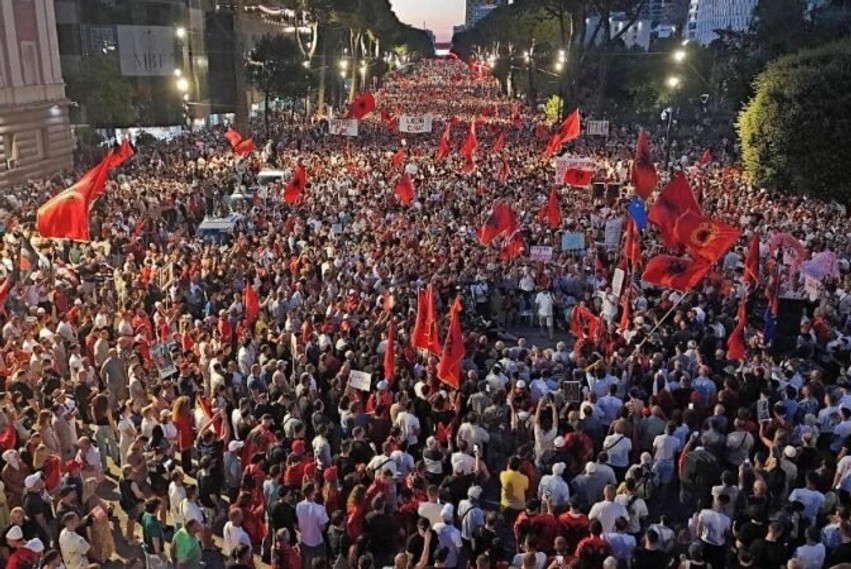 Bulevardi i Tiranës nuk ndalet: Qytetarët mblidhen sot për herë të 135-të para Kryeministrisë