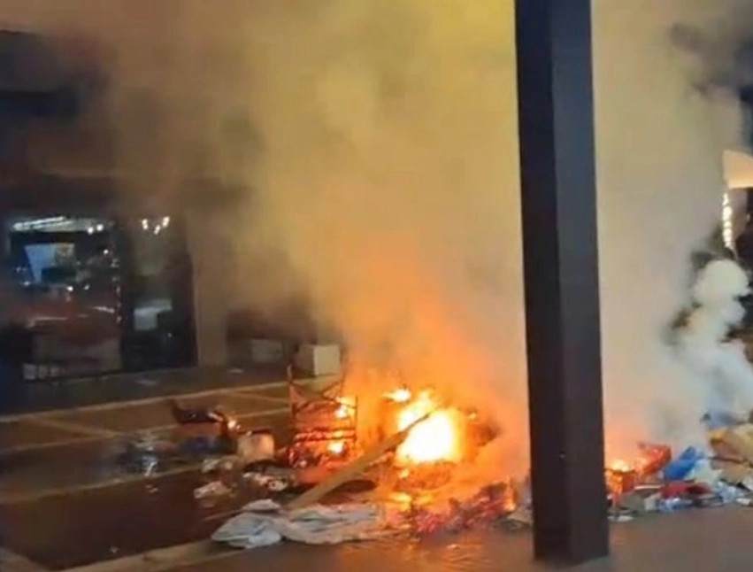 Trazira në zemër të Tiranës: Protestuesit zhvendosen te Pazari i Ri, flakë dhe tym në rrugë
