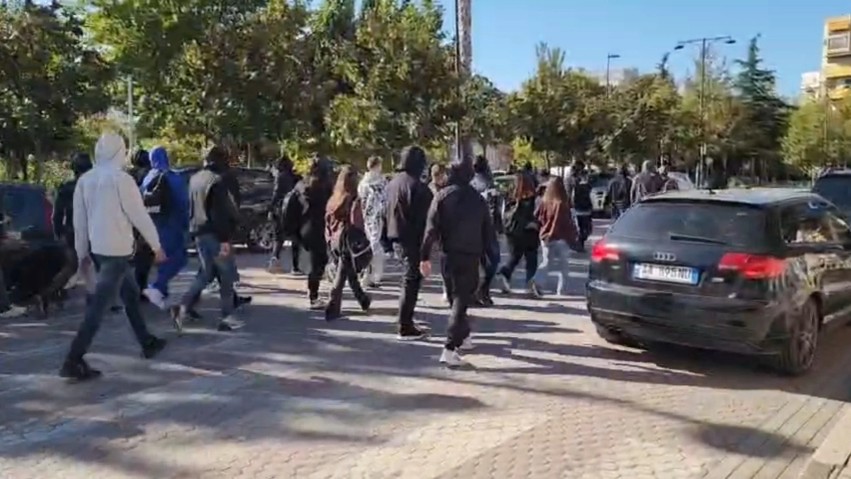 Vala e protestave, studentët në Elbasan ndërpresin mësimin dhe i bashkohen lëvizjes