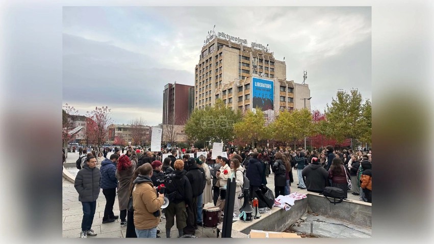 Kërkesë urgjente për drejtësi në Prishtinë: Familja e Arlinda Zekajt iu bashkohet protestuesve, kërkohen dorëheqje ministeriale