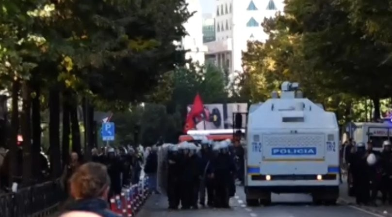 Përshkallëzohet protesta e studentëve në Tiranë, shoqërohen disa të rinj dhe lëndohen policë