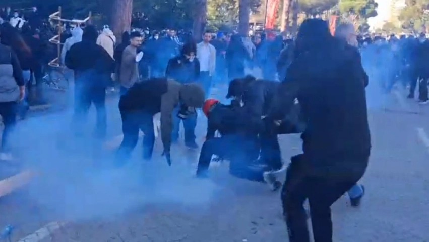 Përplasje dhe tensione para Kryeministrisë: Forcat e rendit ndërhyjnë me ujë dhe spraj blu
