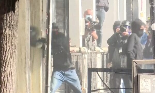 Përshkallëzohet situata në Tiranë: Protestuesit godasin ambientet e një banke, tensionohet tubimi studentor
