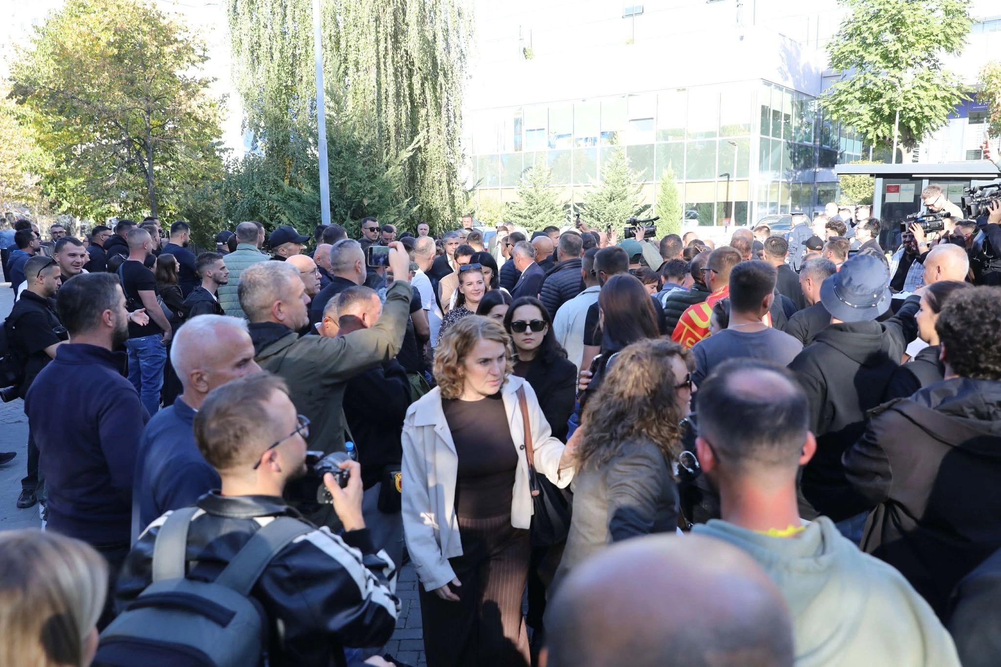 Tensionet para institucioneve: Protestuesit lejojnë daljen e stafit civil, bllokojnë deputetët në Kuvend