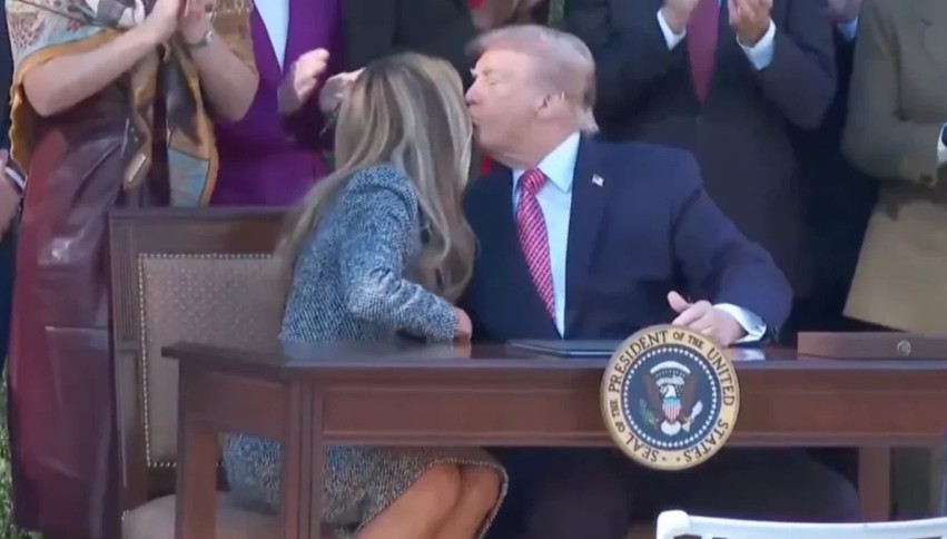 Vëmendje në Shtëpinë e Bardhë: Reagimi i Melania Trump që shmangu puthjen e bashkëshortit bëhet viral