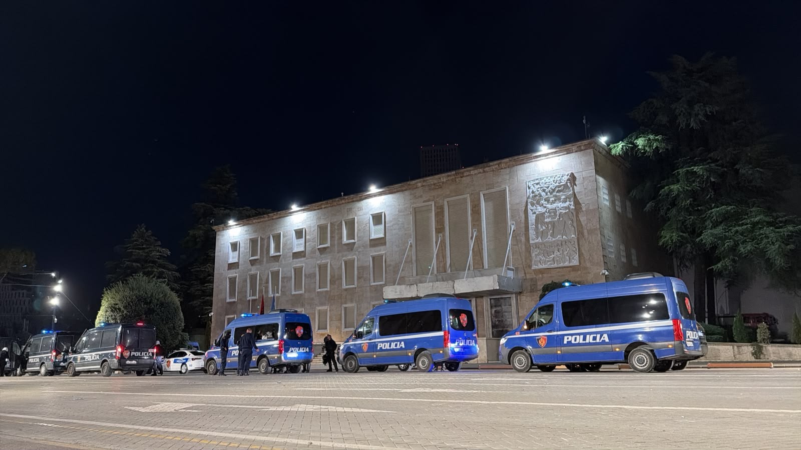 Mbyllet protesta në kryeqytet: 13 të lënduar dhe disa të shoqëruar nga policia
