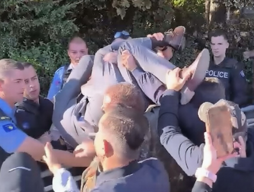 Incident jashtë Kuvendit: Protestuesit ndalojnë deputetin e Vetëvendosjes, reagon ashpër Nagavci