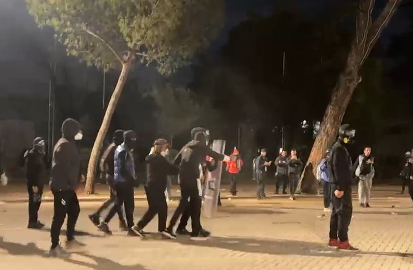 Tensione dhe përplasje para Kryeministrisë: Policia ndërhyn me spraj dhe ujë, ka shoqërime