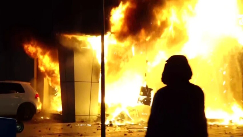 Pasojat e protestave: Dëmtohet Gjykata e Lartë, pezullohen seancat gjyqësore