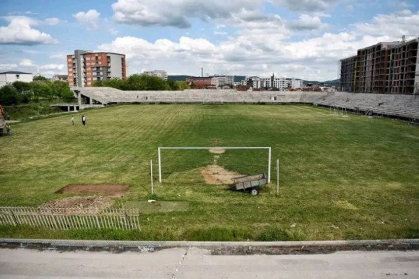 Zvarritja e punimeve në stadiumin e Gjilanit alarmon deputetët, kërkohet inspektim nga afër