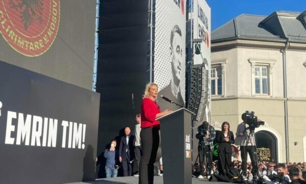 “Prindi im nuk u flijua që ne të heshtim” – Fjalimi prekës i vajzës së dëshmorit Dr. Lec Gradica në tubimin “Jo në emrin tim”