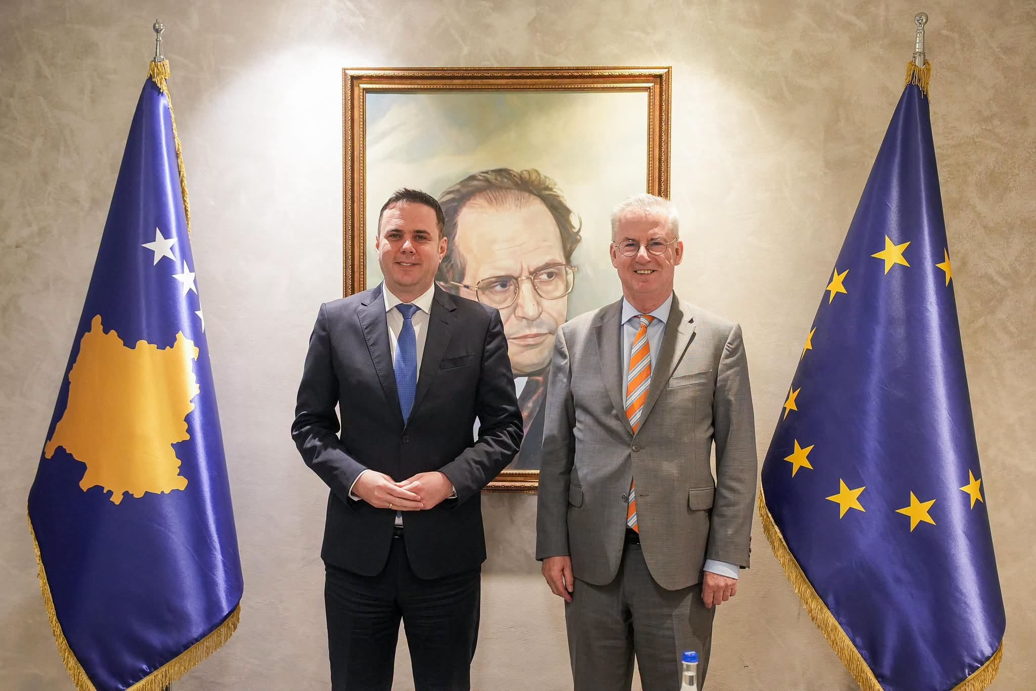 “Funksionalizimi i institucioneve”, Abdixhiku takon ambasadorin e BE-së, në fokus zhvillimet politike