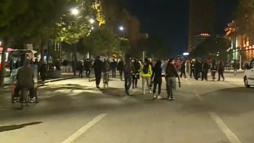 Tensione dhe përplasje para Kryeministrisë: Protestuesit ndryshojnë kurs dhe marshojnë drejt sheshit “Skënderbej”