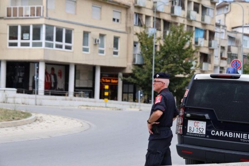 Prani e shtuar e KFOR-it: Karabinierët italianë kryejnë patrullime rutinë në qytetin e Mitrovicës