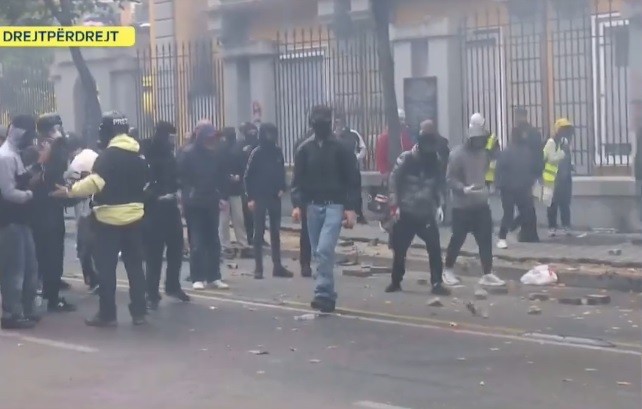 Tensione të larta në Tiranë: Përplasje mes studentëve dhe policisë, përdoren gurë, kapsolla dhe llastiqe