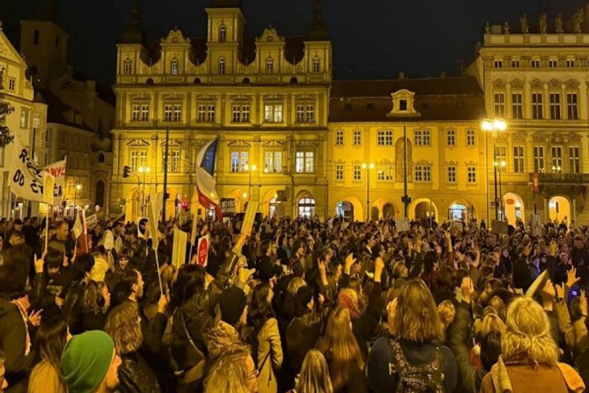 Situatë e tensionuar në Pragë: Protestuesit sulmojnë parlamentin, qeveria avancon me ndryshimet për mediat