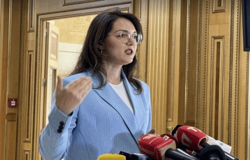 Kryeziu ironizon situatën e dikurshme të Speciales: Dikur e votuan me presion e dhunë, sot kërkojnë ndryshimin e tij