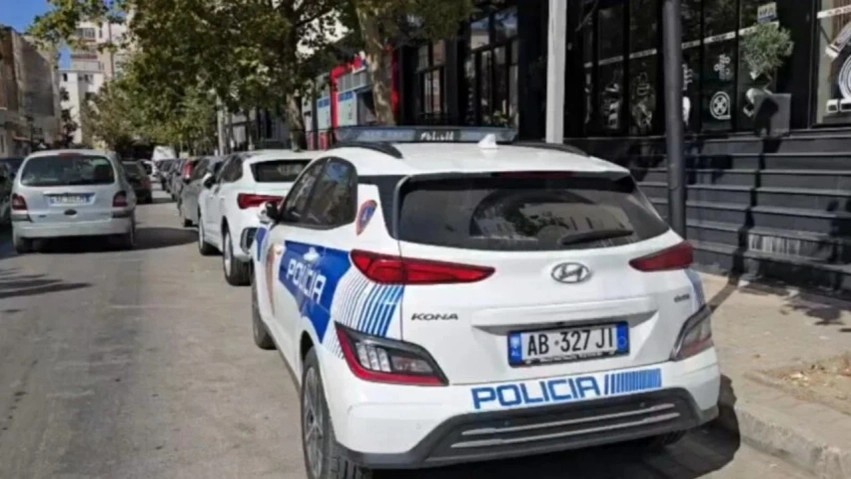 Të veshur si efektivë policie, grabitësit futen me armë në një banesë në Elbasan, por plani u dështon nga ndërhyrja e shpejtë