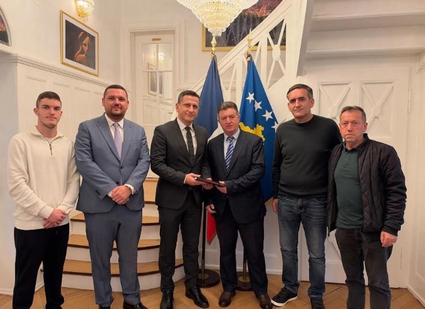 Dokumentimi i krimeve në Deçan: Autori takon ambasadorin Murati në Strasburg për të promovuar të vërtetën historike