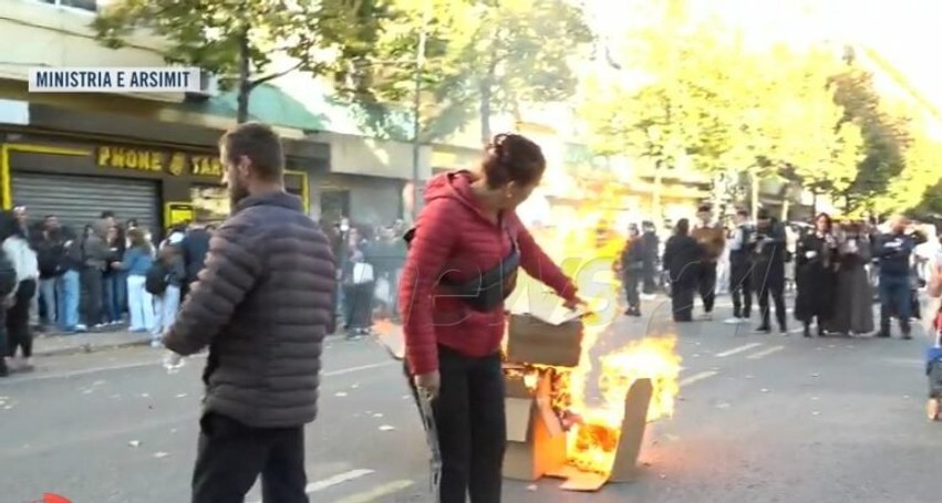 Protesta masive para Ministrisë së Arsimit: Digjen kartonët në shenjë pakënaqësie