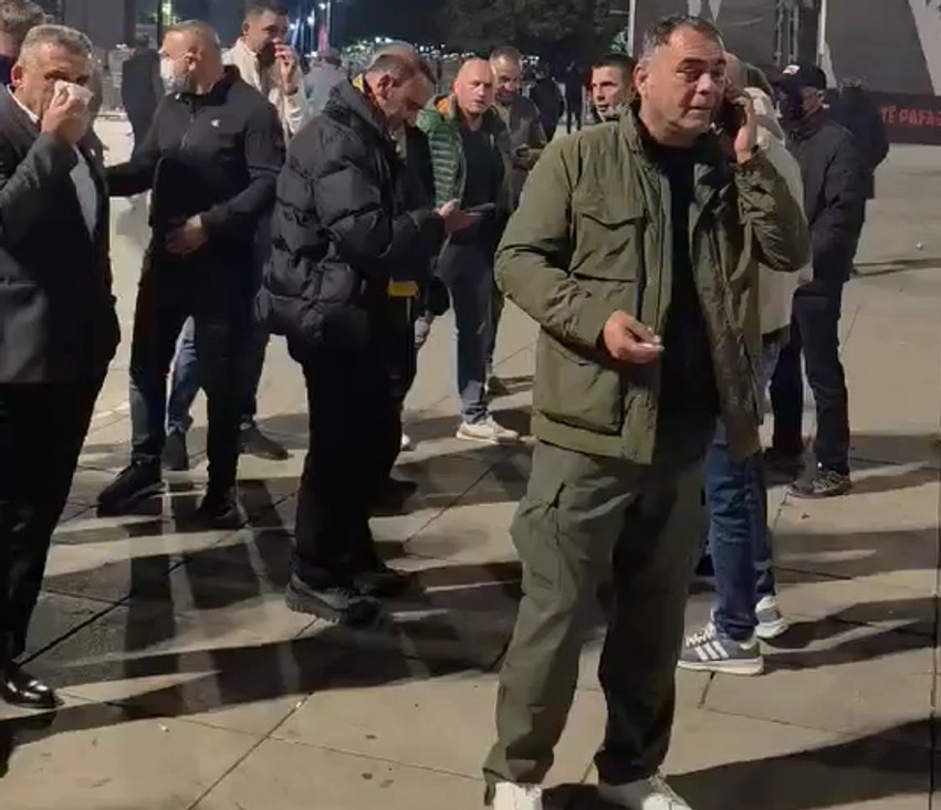Tensionet në Prishtinë: Daut Haradinaj mbetet në shesh krah protestuesve pas përdorimit të gazit lotsjellës