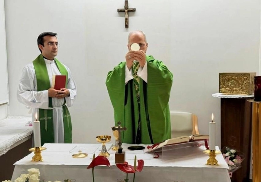 Pamjet e para pas operacionit: Papa Leo XIV kremton meshën nga dhomën e spitalit