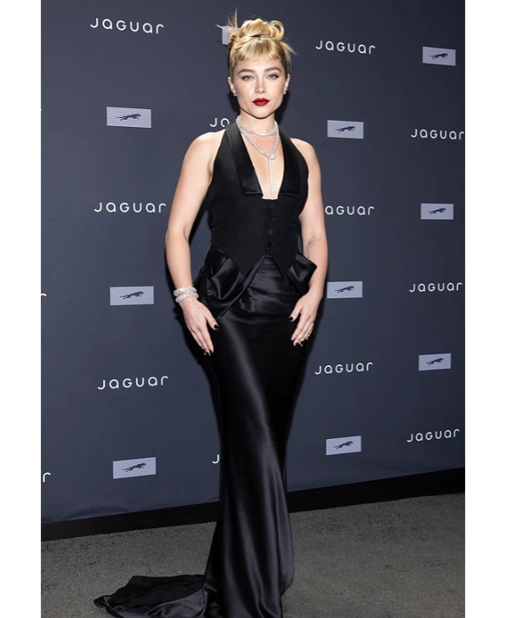 Florence Pugh pushton New York-in: Aktorja bëhet protagonistja absolute në lançimin e automjetit elektrik të Jaguar