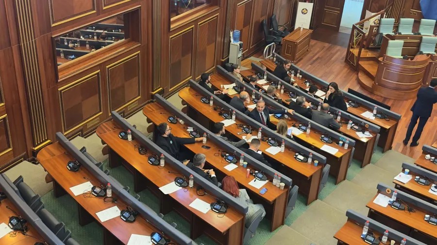Mbyllet seanca e jashtëzakonshme e Kuvendit, ligjvënësit e PDK-së dhe AAK-së vijojnë të qëndrojnë në sallë