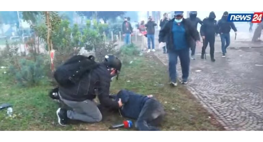 Tension dhe përplasje të forta para Kryeministrisë: Policia ndërhyn me gaz lotsjellës dhe autobote, një protestues humb ndjenjat