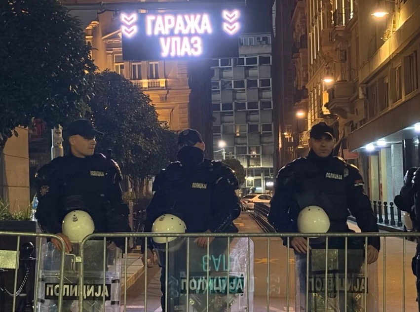 Incident i rëndë në Llazarevc: Sulmohen fizikisht dy zyrtarë policorë, reagon ashpër MPB-ja serbe