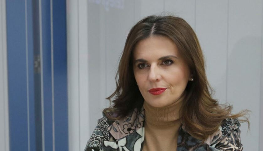Përplasja për Hagën: Vlora Çitaku i kthen përgjigje të ashpër ambasadorit britanik