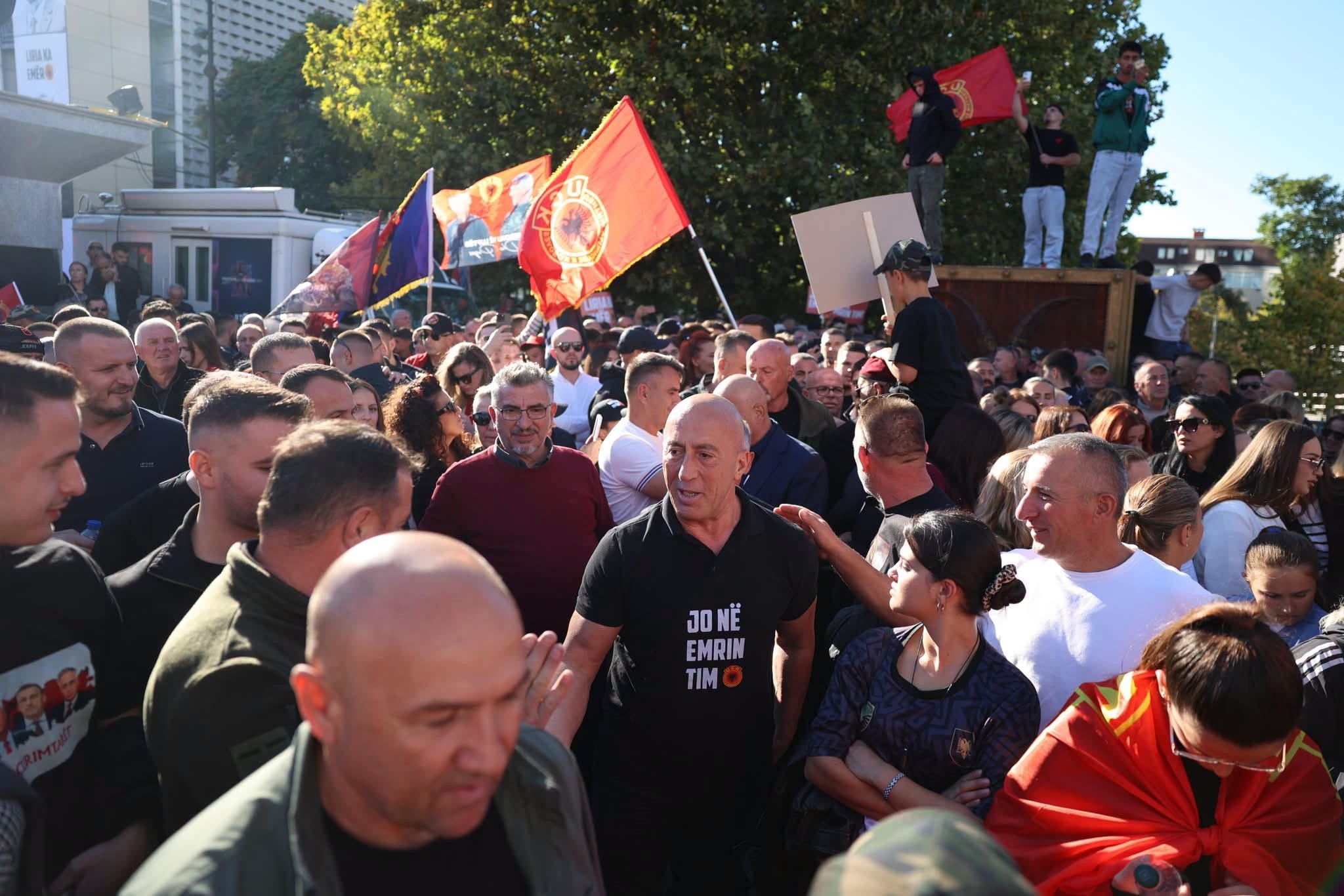 “Jo në emrin tim”: Ramush Haradinaj i bashkohet thirrjeve masive në Prishtinë për drejtësi ndaj çlirimtarëve
