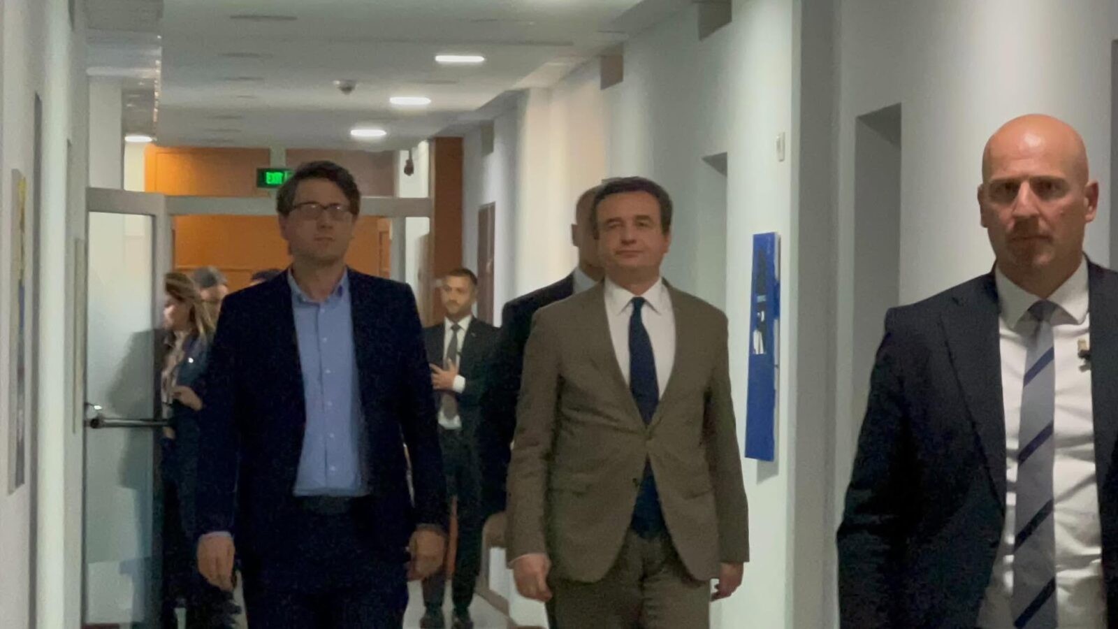 Kriza në Kuvend: Albin Kurti dhe Bedri Hamza u ulën në takim teksa protestuesit bllokojnë daljet