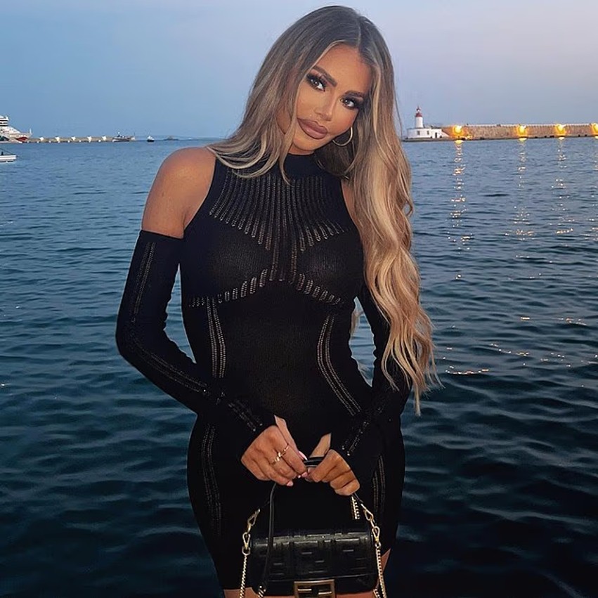 Pas katër vitesh mungesë, Chloe Sims synon rikthimin e bujshëm në ekranin britanik