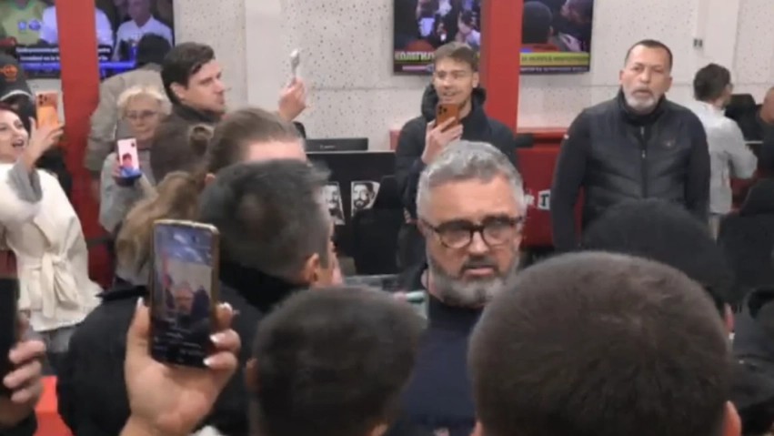 Tensione dhe përplasje në Beograd: Aktivistët e opozitës futen me forcë në televizionin pro-Vuçiç