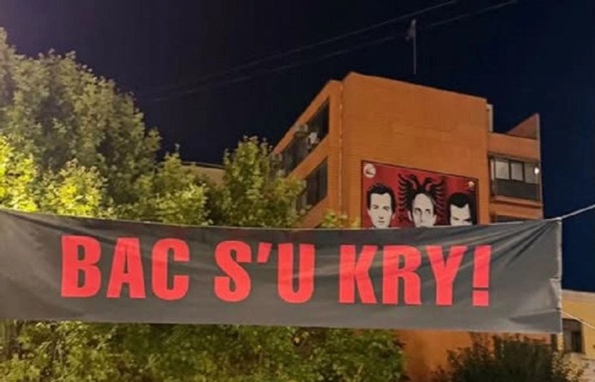 Vala e protestave për ish-krerët e UÇK-së: “Bac, s’u kry” shkruhet në sheshin e Prishtinës
