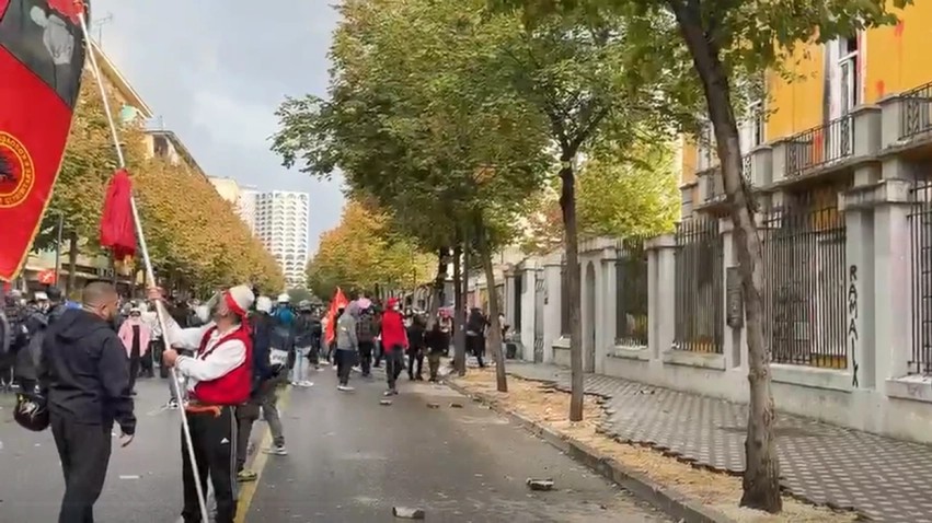 Përshkallëzim i protestës para Arsimit: Hedhje gurësh dhe marshim drejt Kryeministrisë