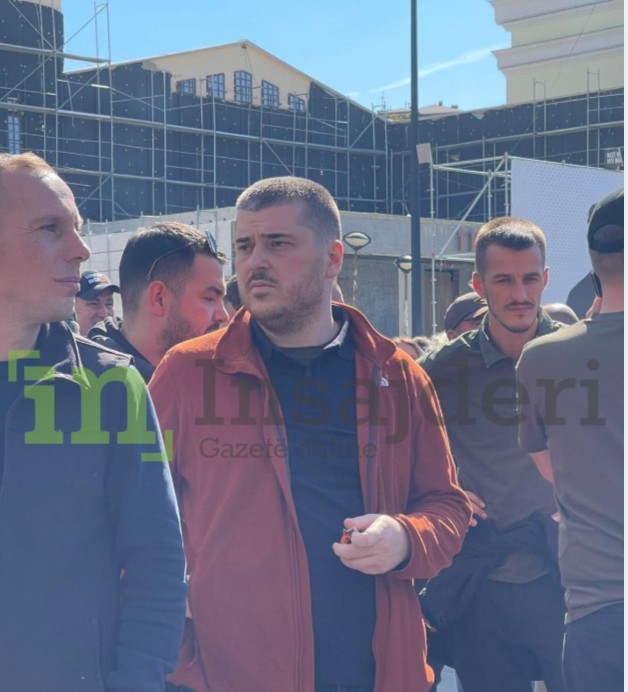 Vetëm një ditë pas shoqërimit në polici, nipi i Hashim Thaçit shfaqet sërish në protestën e sheshit “Skënderbeu”