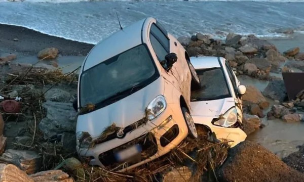 Stuhi shkatërruese dhe përmbytje në Itali: Makinat përfundojnë në det, kërkohet gjendja e fatkeqësisë