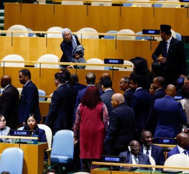 Momenti kur dhjetëra delegatë e lëshojnë sallën e OKB-së në momentin kur Netanyahu e nis fjalimin
