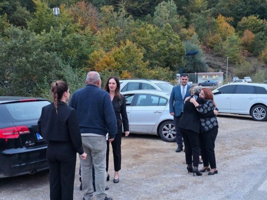 Bllokimi në kufi nga Serbia, Ardita Sinani: Politika diskriminuese shfaqet edhe në momente mortore