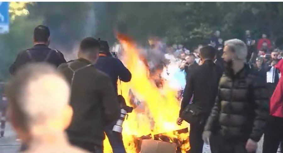 Përplasje dhe skena të tensionuara para Ministrisë së Arsimit: Studentët protestojnë kundër situatës në vend