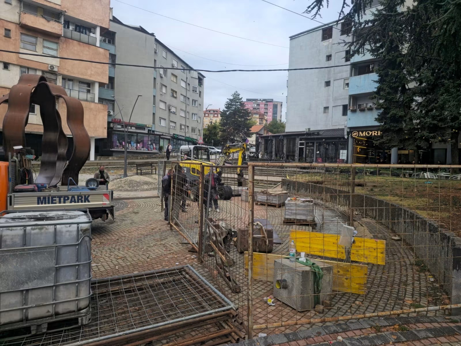 Mitrovicë e Veriut: Policia shoqëron menaxherin dhe gjashtë punëtorë për shpërfillje të vendimit gjyqësor