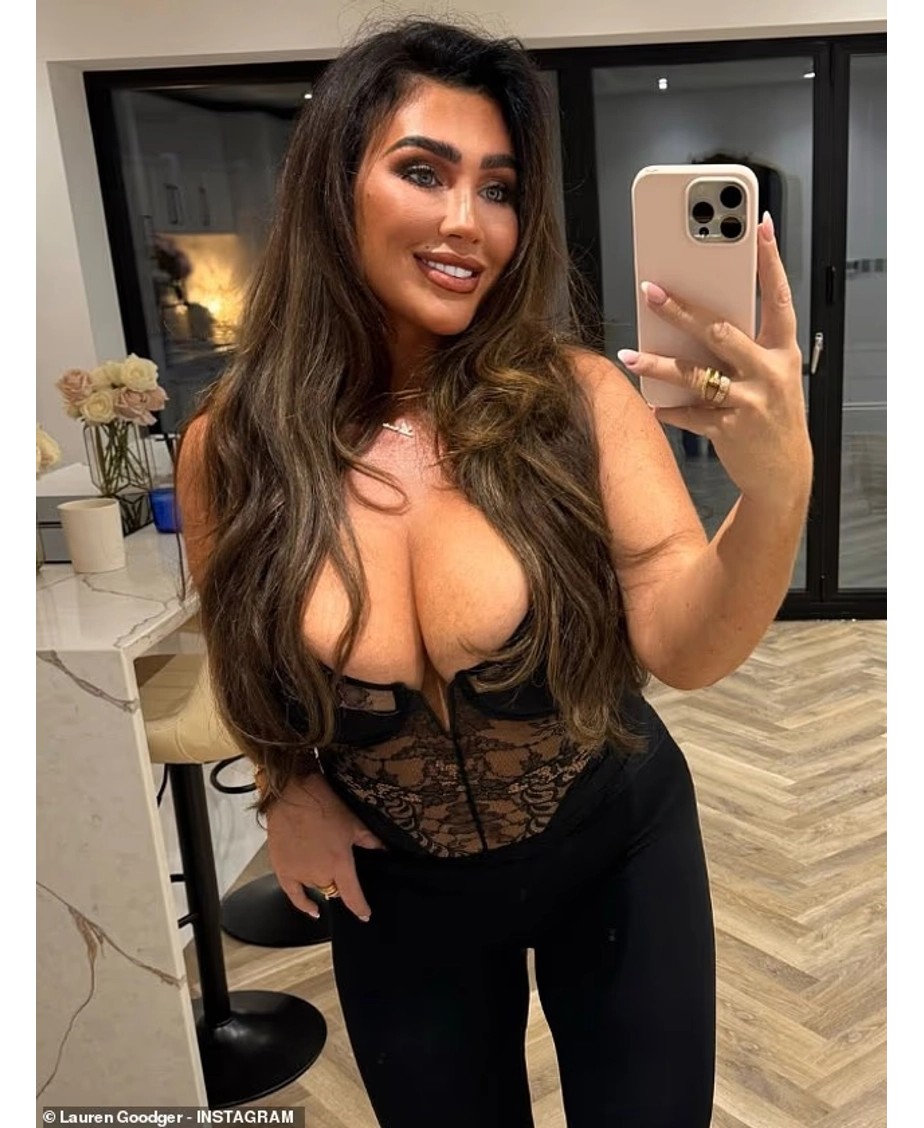 Lauren Goodger rrezaton elegancë në festimet e ditëlindjes, mahnit me korsejnë e zezë