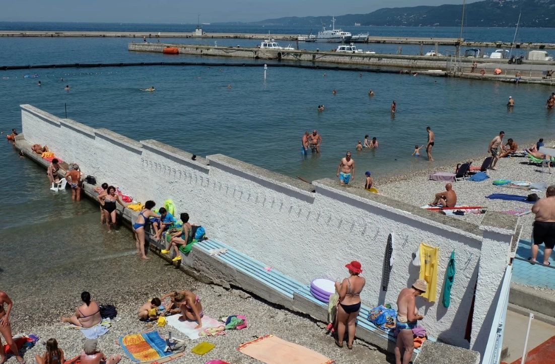 “Liri e plotë”: Pse gratë italiane e duan plazhin e ndarë sipas gjinisë