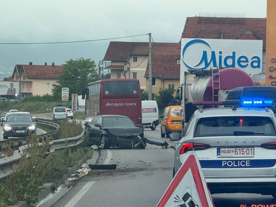 Aksident i rëndë mes tri automjeteve në tek “Kroi i Mbretit”